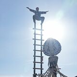 栃木の三毳不動尊で「はしご乗り」　職人が高さ7.5メートルのはしごに立つ