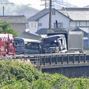 路線バスとトラックが衝突　小山市