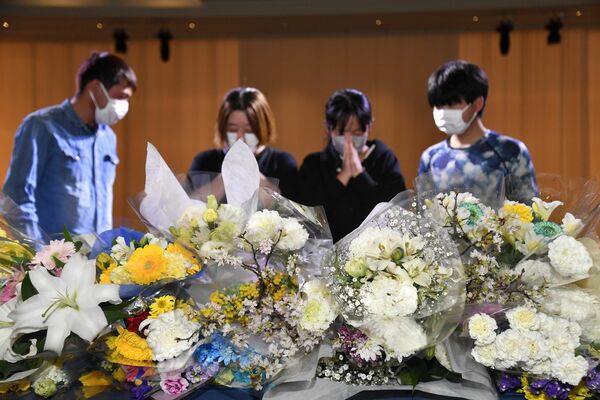 亡くなったブラスウェル氏に花を手向け、手を合わせるファン＝23日午前、宇都宮市宿郷５丁目、鈴木久崇撮影