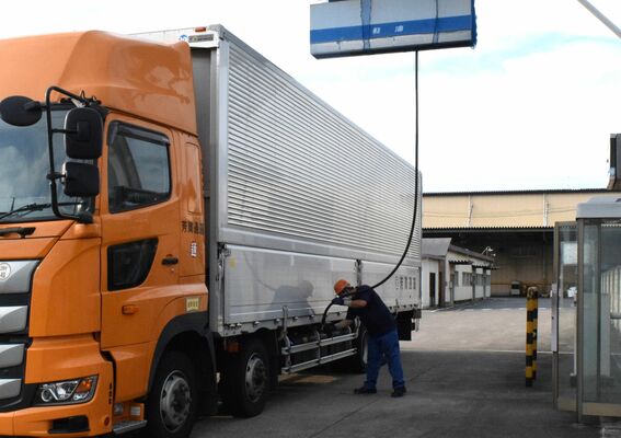 トラックに軽油を給油するドライバー。最高値の更新に運送業界は危機感を募らす＝30日午後、真岡市内