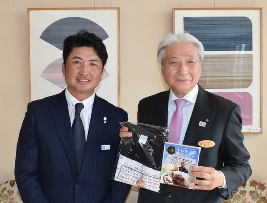 福田知事に優勝を報告した小林プロ（左）＝県庁