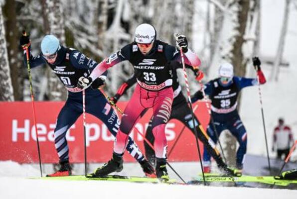 W杯複合男子個人第7戦の前半距離で力走する渡部暁斗(中央)。W杯通算出場数を295とし、歴代最多記録に並んだ=オテパー(共同)