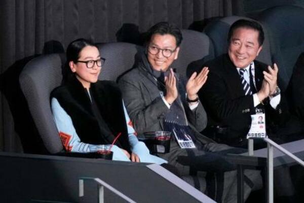 浅田真央さん(左)と並んで観戦する国際スケート連盟の金載烈会長(中央)=6日、IGアリーナ