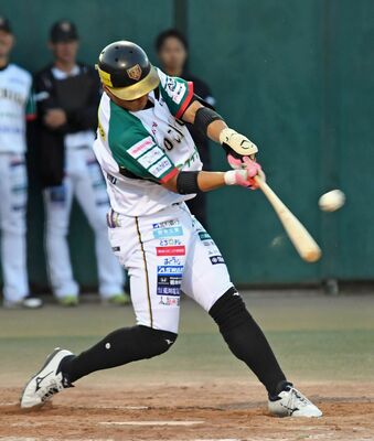 開幕３戦目で本塁打を放ち今季初勝利に貢献した栃木ＧＢの佐々木。中軸の活躍が鍵を握る＝４月13日、茨城県結城市の鹿窪球場