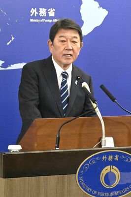 就任会見に臨む茂木外相＝22日午前、外務省