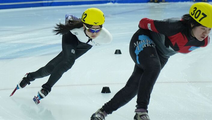 ショートトラック少年女子１０００メートルＢ決勝　コーナーで加速する並木（左）＝三沢アイスアリーナ