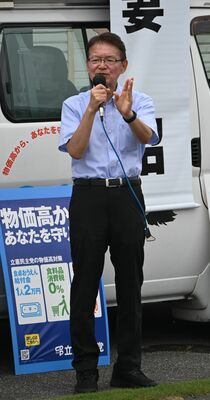 街頭演説する立憲民主党の長妻代表代行＝７日午後、佐野市