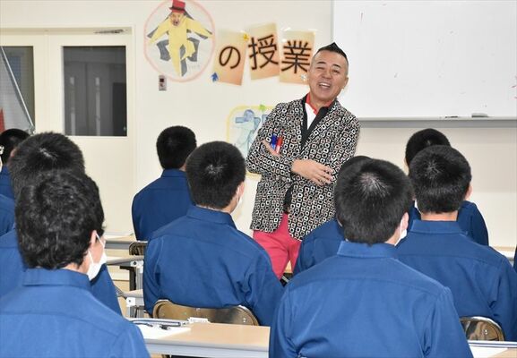 少年らに人生で大切な心持ちなどを語るゴルゴ松本さん＝10日午後、喜連川少年院