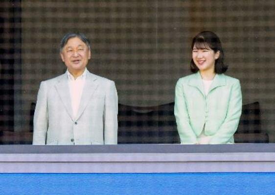 　東京六大学野球リーグの慶応大対早稲田大の試合を観戦される天皇陛下と愛子さま＝３１日、東京・神宮球場（代表撮影）