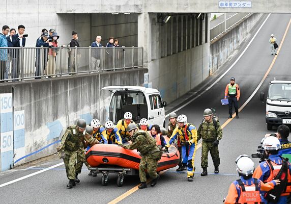 自衛隊や警察、消防、市が連携した合同訓練＝７日午前６時２０分、宇都宮市御幸町