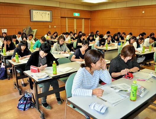 佐野市／学校新聞研究会／写真の撮り方学ぶ