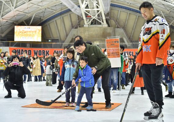 シュート体験会でバックスの選手と交流するファンたち＝日光霧降アイスアリーナ