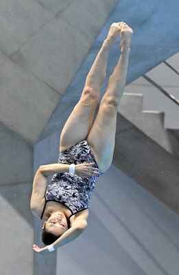 女子３メートル板飛び込み決勝　準優勝した榎本の１回目の演技＝日環アリーナ栃木屋内水泳場、広瀬華撮影