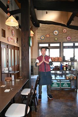 タイの雰囲気が漂う店内とオーナーシェフの山口さん