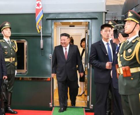 　専用列車で北京に到着した北朝鮮の金正恩朝鮮労働党総書記（中央）＝２日（新華社＝共同）