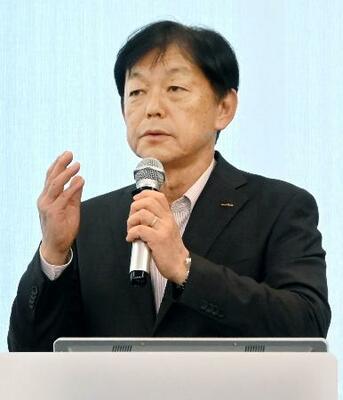 事業戦略を説明する村田製作所の中島規巨社長=1日午後、横浜市西区