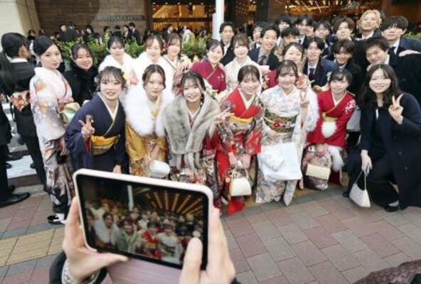 　「はたちのつどい」の式典後、会場前で写真に納まる参加者ら＝１２日午後、東京都新宿区