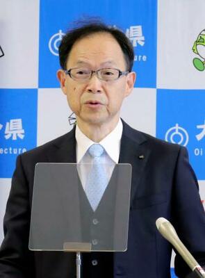 記者会見する大分県の佐藤樹一郎知事=23日午後、大分県庁