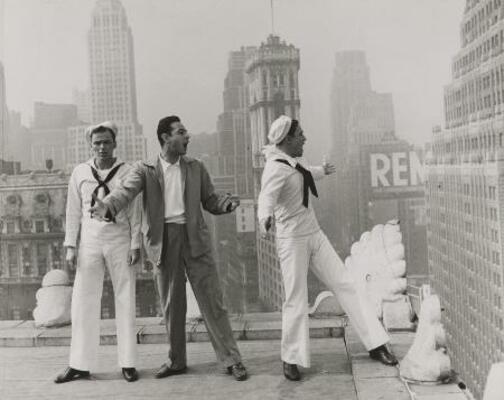 　「踊る大紐育」（１９４９年）撮影中の（左から）フランク・シナトラ、スタンリー・ドーネン監督、ジーン・ケリー（映画芸術科学アカデミー　マーガレット・ヘリック図書館所蔵／Ｉｍａｇｅ　ｃｏｕｒｔｅｓｙ　ｏｆ　Ｍａｒｇａｒｅｔ　Ｈｅｒｒｉｃｋ　Ｌｉｂｒａｒｙ，Ａｃａｄｅｍｙ　ｏｆ　Ｍｏｔｉｏｎ　Ｐｉｃｔｕｒｅ　Ａｒｔｓ　ａｎｄ　Ｓｃｉｅｎｃｅｓ）（提供写真）