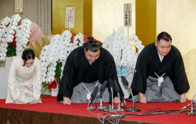 　大関昇進の伝達を受ける霧島（中央）。右は音羽山親方＝２５日午前、堺市