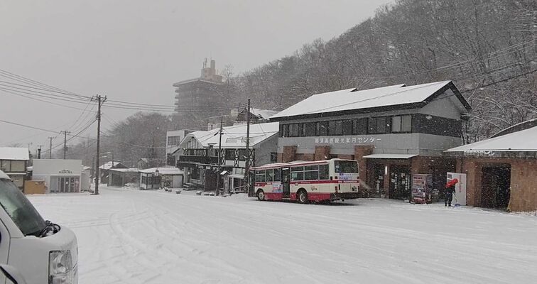那須町湯本で一面に降り積もる雪＝１月24日