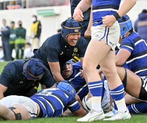 後半17分、チーム二つ目のトライを決め、笑顔を見せる国学栃木のフランカー下境（中央）＝大阪府東大阪市の花園ラグビー場