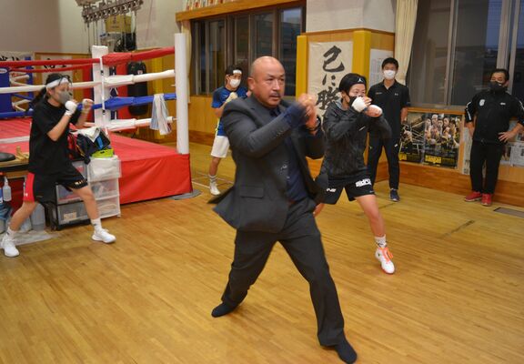 部員たちと一緒にシャドーボクシングを披露するアウェルさん（手前）