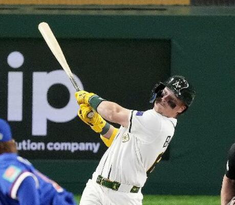 　７回、オーストラリアのバザナが本塁打を放つ＝東京ドーム