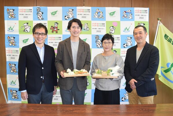 渡辺市長（左）に受賞を報告したチーズ工房那須の森の安田さん（中央左）、Ｓｏ－ｂｏｋｕの真嶋さん（同右）、那須ナチュラルチーズ研究会の高橋会長（右）