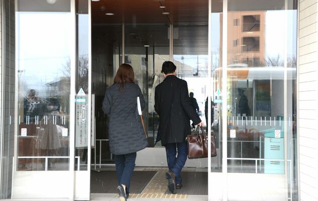 署名提出などで宇都宮地検に入る佐々木さん（左）ら＝25日午後、宇都宮市小幡２丁目

