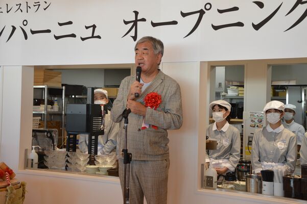 オープニングセレモニーであいさつする建築家の隈さん