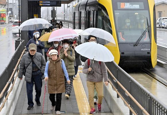 ベルモール近くの停留場から降車する人たち。平日の日中も多くの利用者が見られる＝21日午後０時20分、宇都宮市陽東５丁目