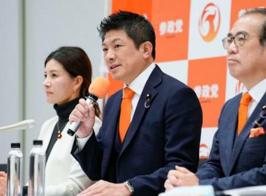 　記者会見する参政党の神谷代表（中央）＝２５日午後、国会
