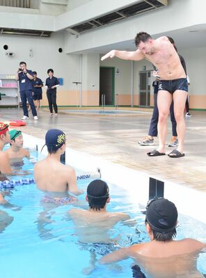 中学生に水泳を指導するオネア選手