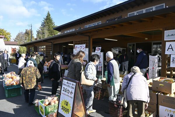 リニューアル初日は朝から大勢の人が訪れた