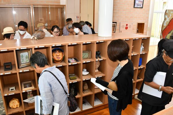 多様な作品が並ぶ「第10回記念ゲタ箱展」