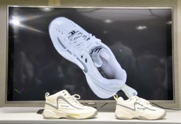 世田谷一家殺害事件で公開された、犯人が履いていた靴の3D画像=2018年8月、警視庁本部