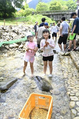 魚のつかみ取りに挑戦する子どもたち