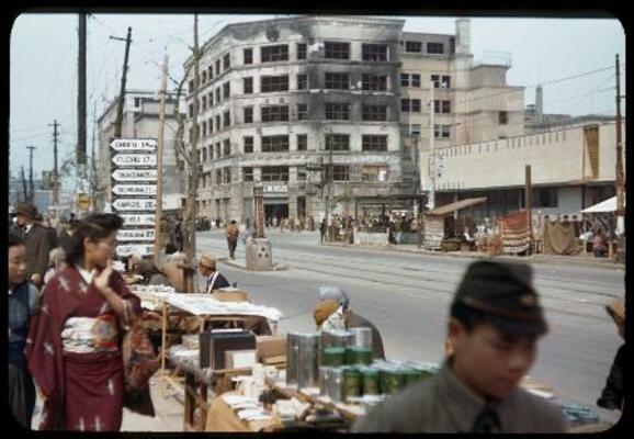 　銀座４丁目付近の露店（衣川太一コレクション、１９４０年代後半）（提供写真）