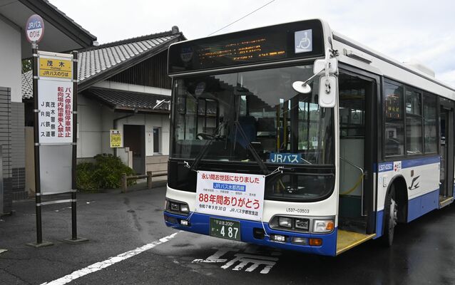 フロントに感謝のメッセージを掲げ走っている水都西線のバス