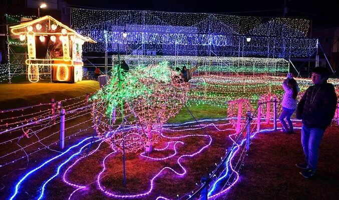「まちの駅　新・鹿沼宿」で始まったイルミネーション。奥の日光連山は初披露