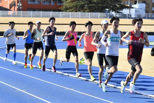 練習に励む本県チームの選手たち＝県総合運動公園第２陸上競技場
