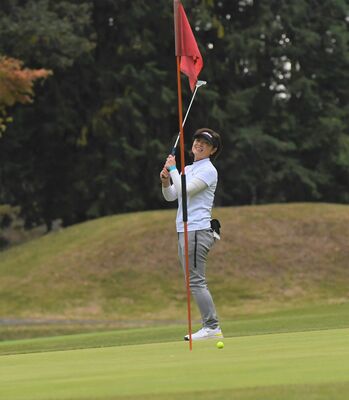 ２度目の優勝を飾った鈴木郁子（高根沢）。１２番パー３でバーディーパットを外して悔しがる＝鹿沼ＣＣ