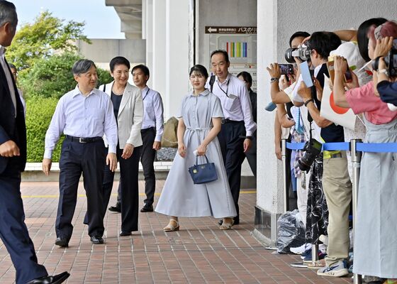 市民らの出迎えを受ける天皇、皇后両陛下と愛子さま＝12日午後１時30分、ＪＲ那須塩原駅西口