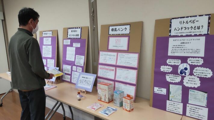 リトルベビーの写真やおむつが展示された会場＝道の駅サシバの里いちかい