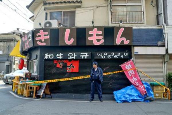 男性が倒れていた焼き肉店=5日午後1時26分、大阪市西成区