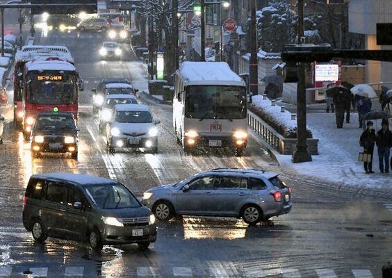路面に雪が積もる中、車が行き交う宮の橋交差点＝５日午後、宇都宮市（本文と関係はありません）