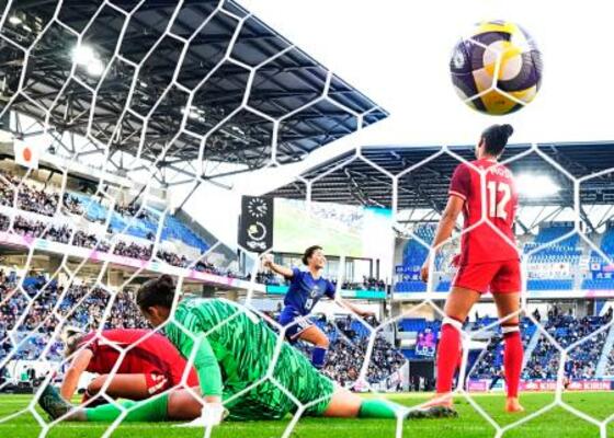 日本―カナダ 前半、先制ゴールを決め、駆け出す谷川(中央奥)=ピーススタジアムbySoftBank