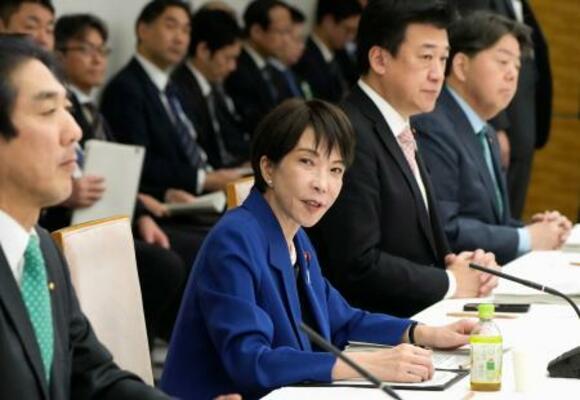 　経済財政諮問会議で発言する高市首相（左から２人目）＝２５日午前、首相官邸