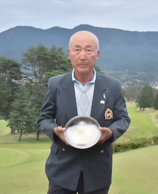 ２度目の優勝を飾り知事盃を手にする石川清巳（佐野）